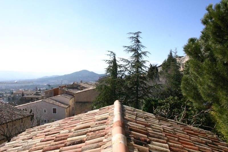 Village house in the heart of a perched village in the Luberon valley